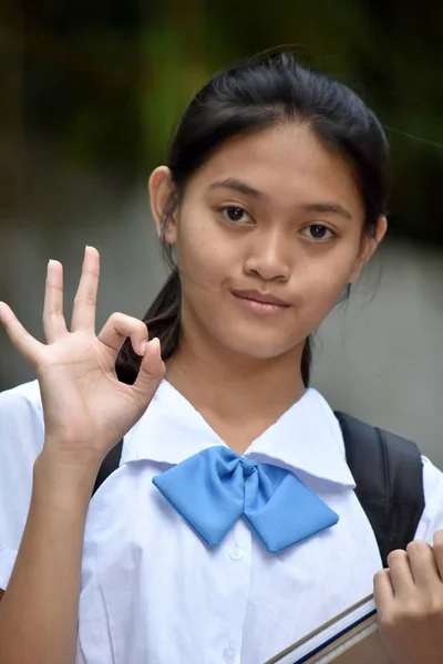 Estudante Minoria bonita menina e Ok sinal — Fotografia de Stock