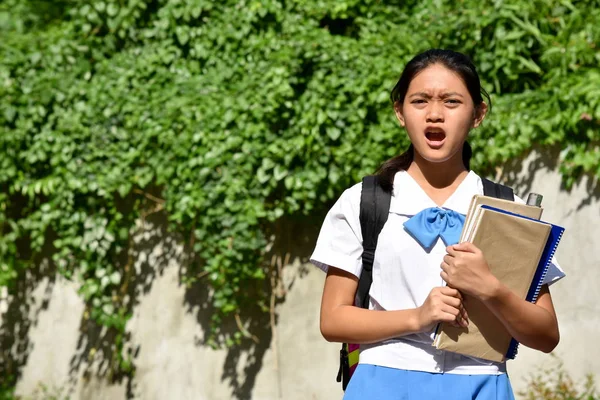 Een geschrokken jeugdige aziatische vrouwelijke student — Stockfoto
