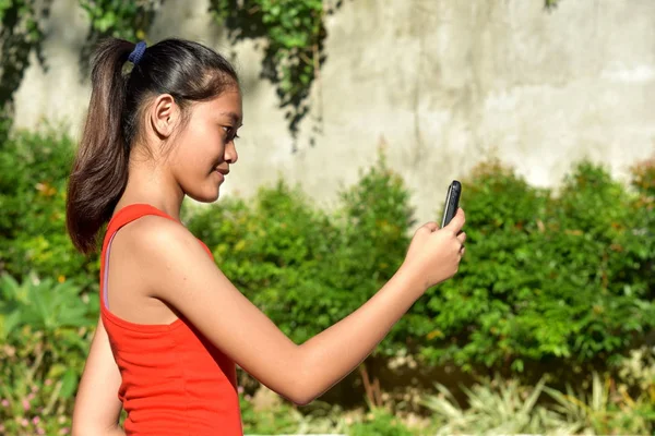 Selfy van mooie minderheidspersoon met mobiele telefoon — Stockfoto