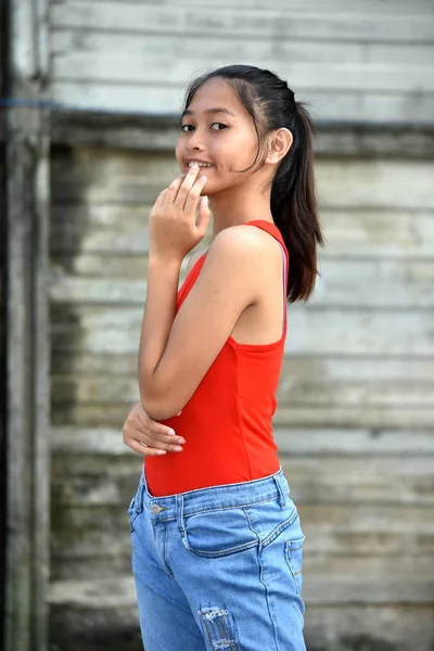 Nieśmiała młoda Filipina Kobieta — Zdjęcie stockowe