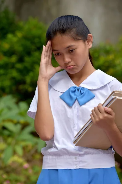 Ungdomlig minoritet flicka student och sjukdom med skolböcker — Stockfoto