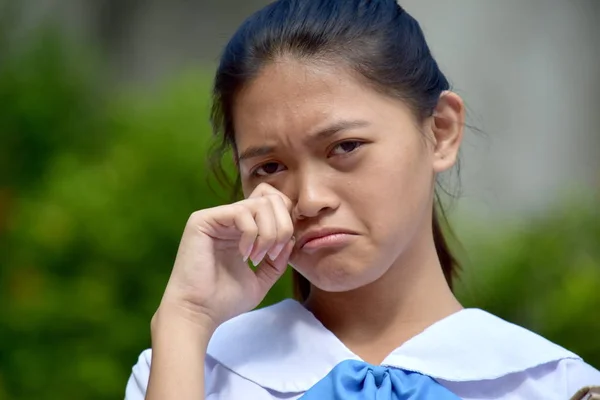 Una chica de la minoría llorando — Foto de Stock