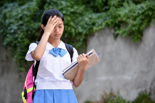 Een gestresste jeugdige Filipina meisje student — Stockfoto