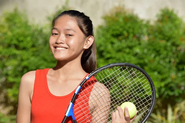 テニスラケット付きハッピー多様な女の子テニスプレーヤー — ストック写真