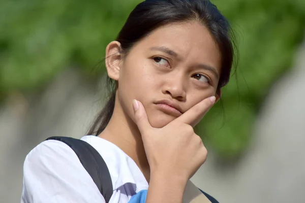 Bonito adolescente estudante escola menina fazendo uma decisão — Fotografia de Stock