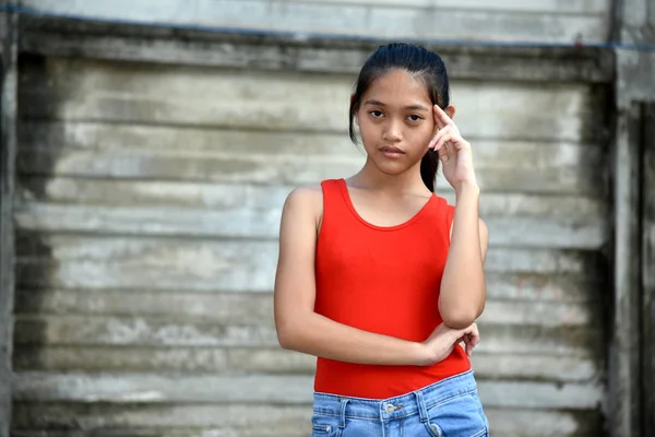 Une jeune Philippine qui pense — Photo