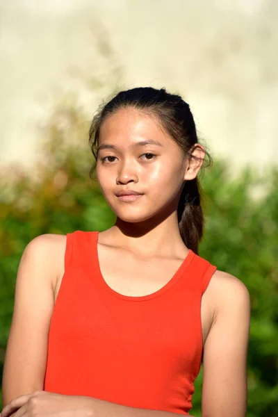 Eine selbstbewusste süße philippinische Person — Stockfoto