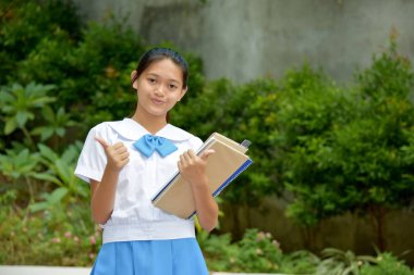 Okul kitaplarıyla gururlu, çeşitli bir öğrenci.