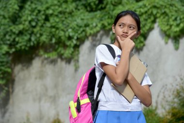 Güzel Azınlık Kadın Öğrencisi Düşünüyor