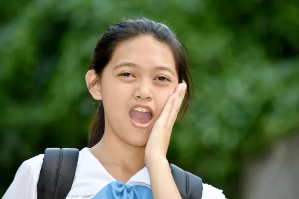 Orang Minoritas Muda Terkejut Dengan Buku Sekolah — Stok Foto