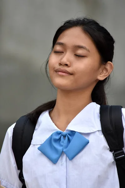 Diverso adolescente estudiante escuela chica preguntándose — Foto de Stock