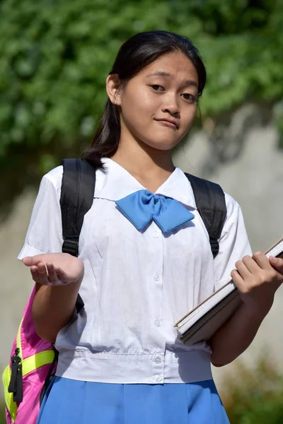 Uma menina da escola indecisa — Fotografia de Stock