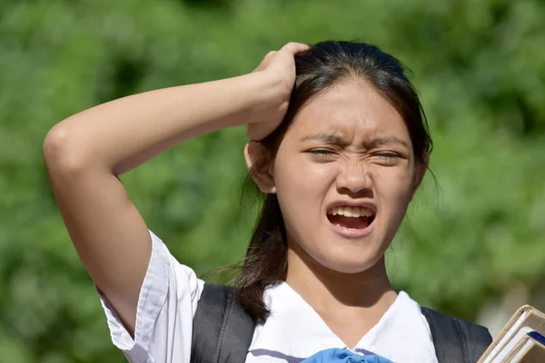 Jonge diverse vrouwelijke student en verwarring — Stockfoto