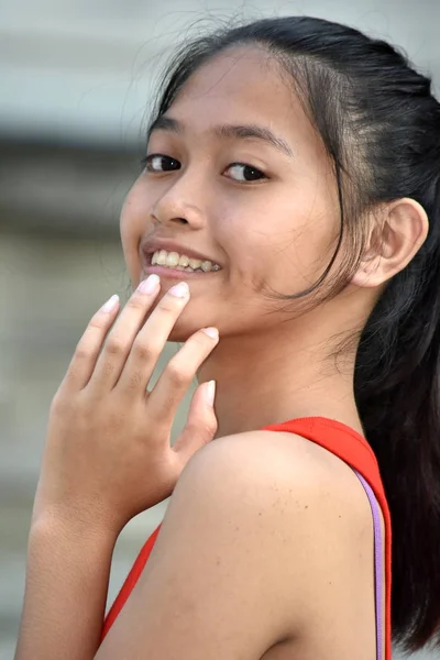 Egy félénk, gyönyörű kisebbségi fiatal lány — Stock Fotó