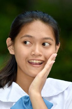 Şaşırmış Asyalı bir genç.