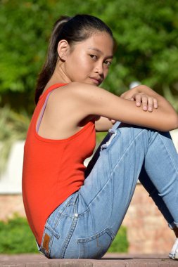 Genç, Çeşitli Bir Kadın Oturuyor