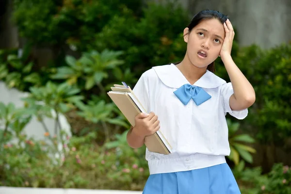 Juvenil asiática chica estudiante problemas de memoria — Foto de Stock