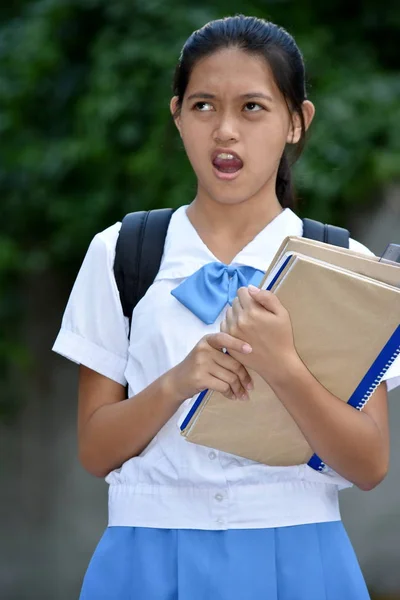Een gespannen aziatische meisje student — Stockfoto