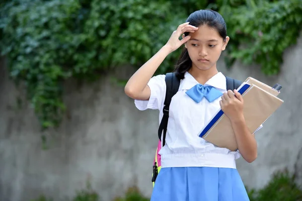 Λυπημένη νεαρή Φιλιππινέζα μαθήτρια έφηβη μαθήτρια — Φωτογραφία Αρχείου
