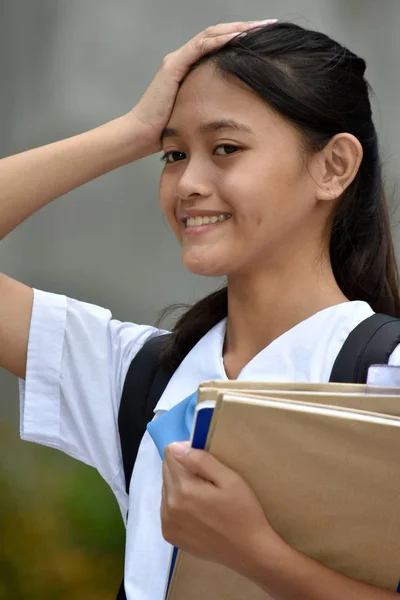 Een schoolmeisje en geheugenverlies — Stockfoto