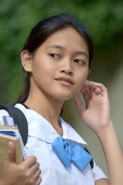 Ein jugendliches asiatisches Mädchen Student denken — Stockfoto