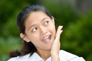 Şaşırmış bir genç kız.