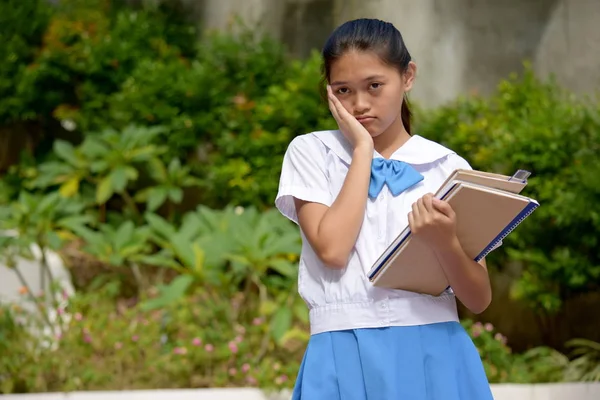 学校の本で落ち込んでいるフィリピンの女性学生 — ストック写真