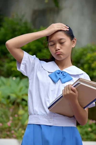Student teenager školní dívka a ztráta paměti se školní knihy — Stock fotografie