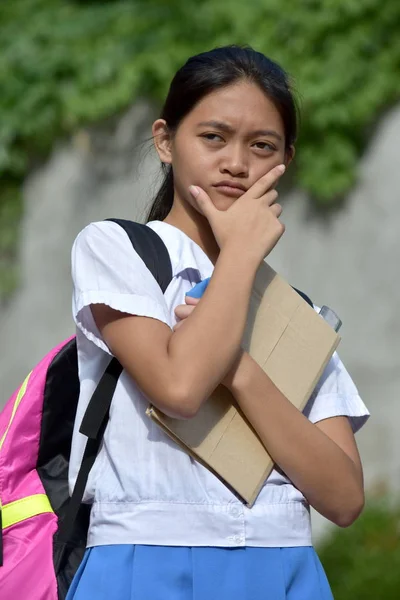 Adolescente estudante escola menina fazendo uma decisão — Fotografia de Stock