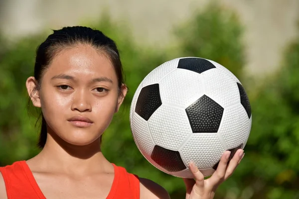 サッカー ボールと冷静なフィリピン人 — ストック写真