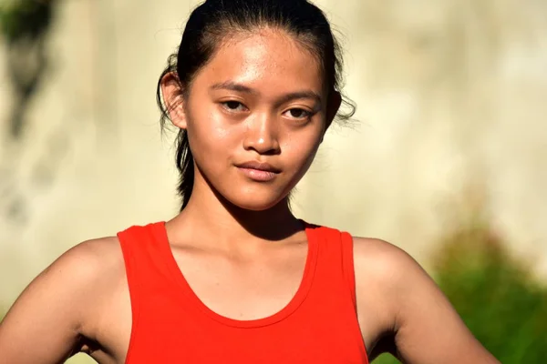 Uma jovem filipina adolescente menina pouco emocional — Fotografia de Stock