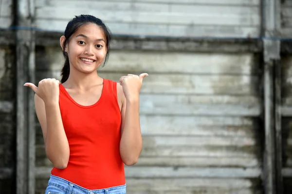 Eine glückliche junge filipina jugend — Stockfoto