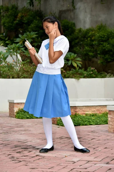 Escuela chica y timidez con escuela libros — Foto de Stock