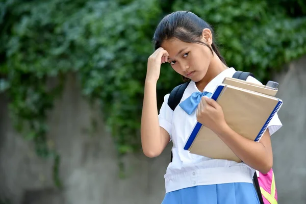 Uma menina estudante e tristeza — Fotografia de Stock