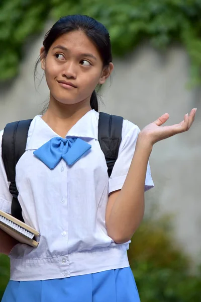 Uma menina asiática estudante e indecisividade — Fotografia de Stock