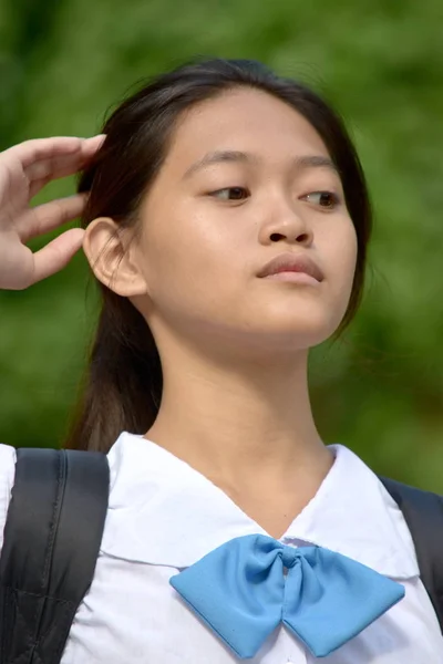 青年少数民族女学生抚摩头发 — 图库照片