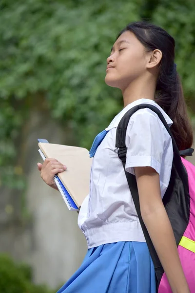 Eine kontemplative philippinische Studentin — Stockfoto