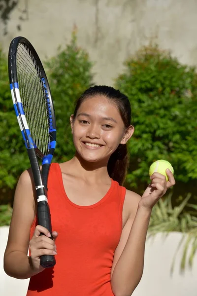 テニスラケットで女子テニス選手と幸福 — ストック写真