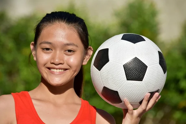 Fitness Diverse Γυναίκα αθλητής χαμογελώντας με μπάλα ποδοσφαίρου — Φωτογραφία Αρχείου