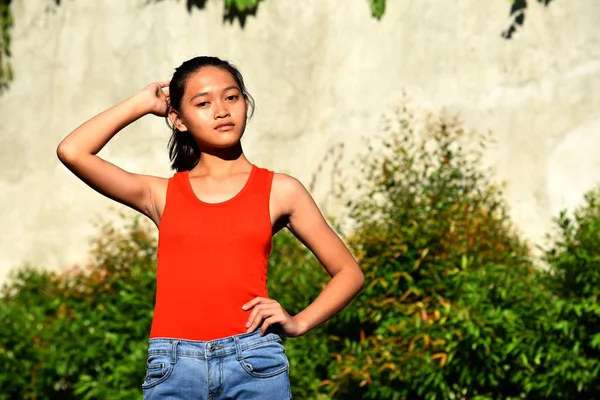 Un confuso asiatico adolescenza femmina — Foto Stock