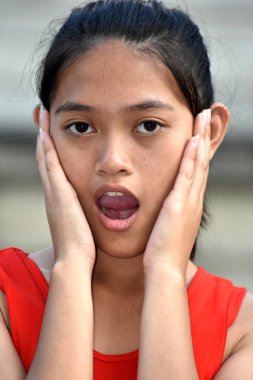 Ürkmüş bir genç kız.