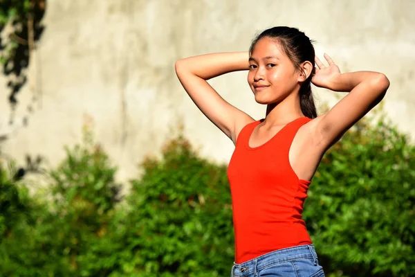 Ein posierender Teenager der jungen Minderheit — Stockfoto