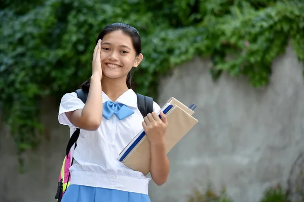 Μια έκπληκτη νεαρή Φιλιππινέζα μαθήτρια — Φωτογραφία Αρχείου