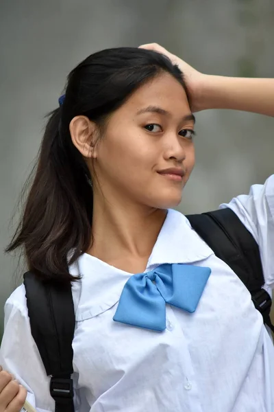 Uma menina de escola adolescente elegante — Fotografia de Stock