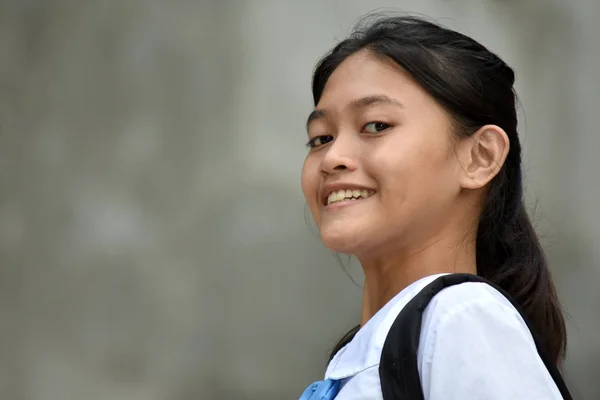 Jong aziatisch school meisje en geluk — Stockfoto