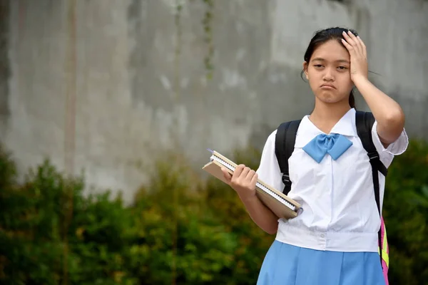 Genç Asyalı Kız Öğrenci ve Şaşkınlık — Stok fotoğraf