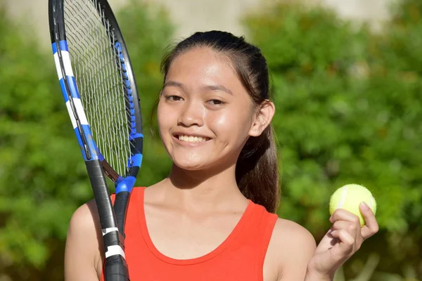 Gülümseyen fitness Genç bayan atlet Tenis oyuncusu Tenis raketiyle