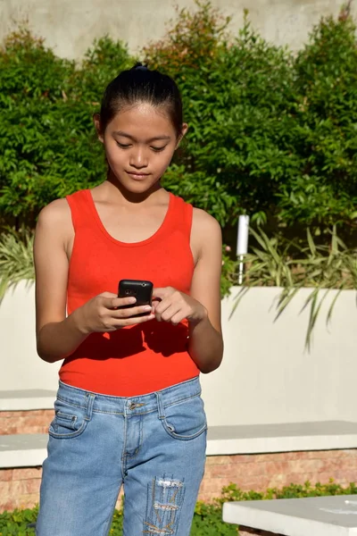 Diverso juvenil y la felicidad con Smartphone —  Fotos de Stock