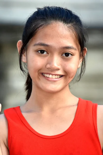 Eine jugendliche philippinische Frau lächelt — Stockfoto