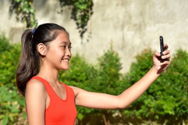 Cep Telefonu Olan Genç Kızın Selfie 'si